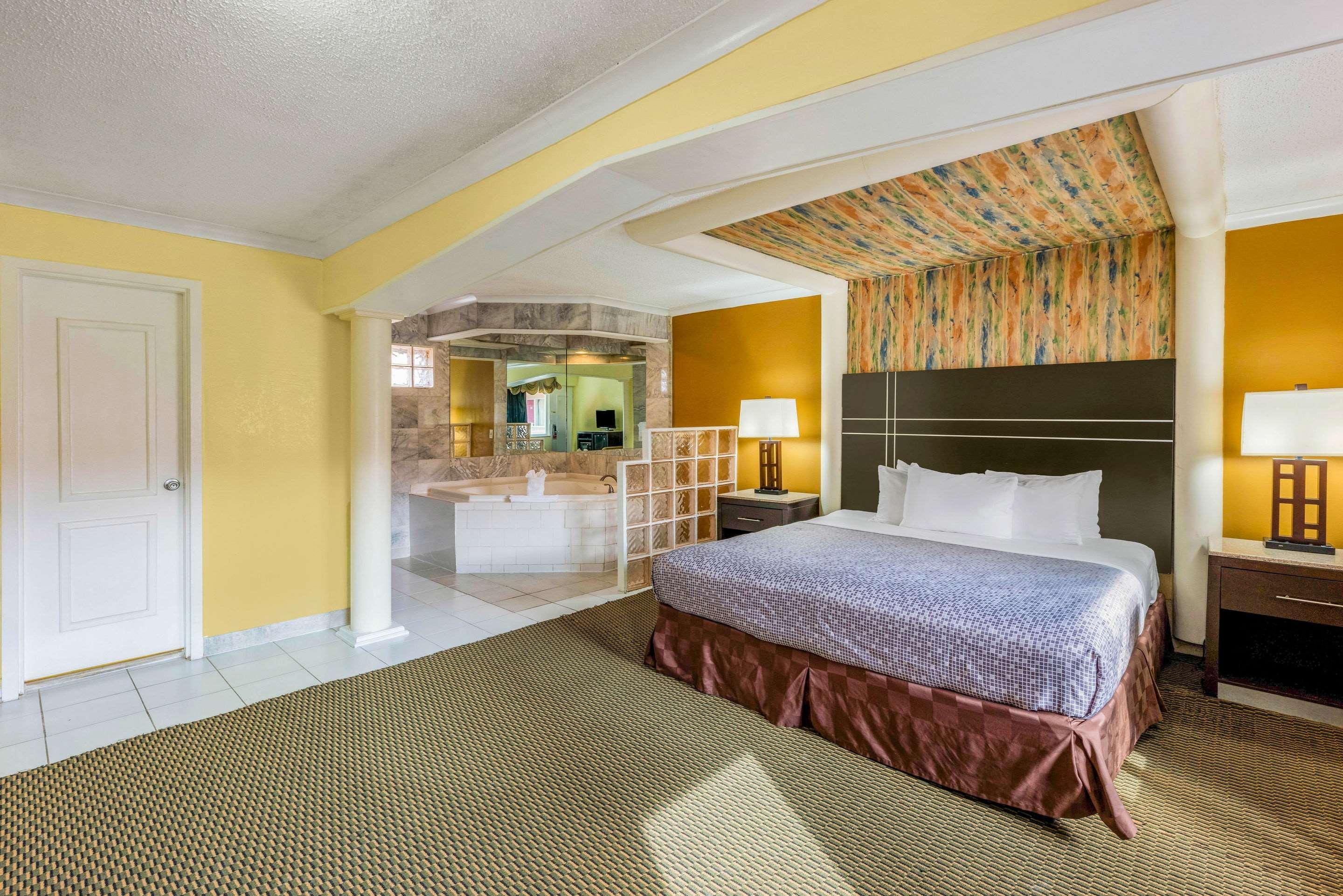 Econo Lodge Beach And Boardwalk Атлантик Сити Экстерьер фото