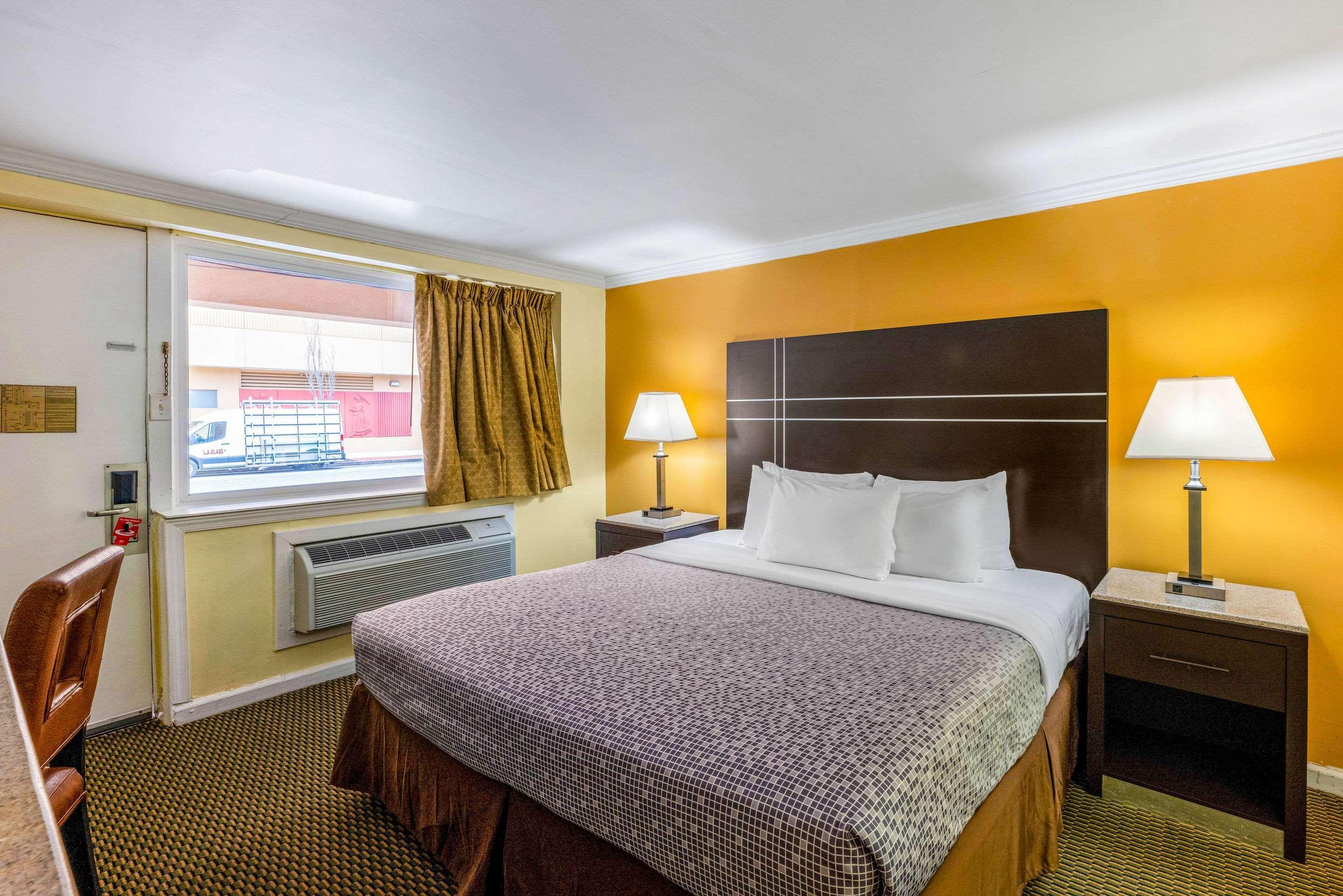 Econo Lodge Beach And Boardwalk Атлантик Сити Экстерьер фото