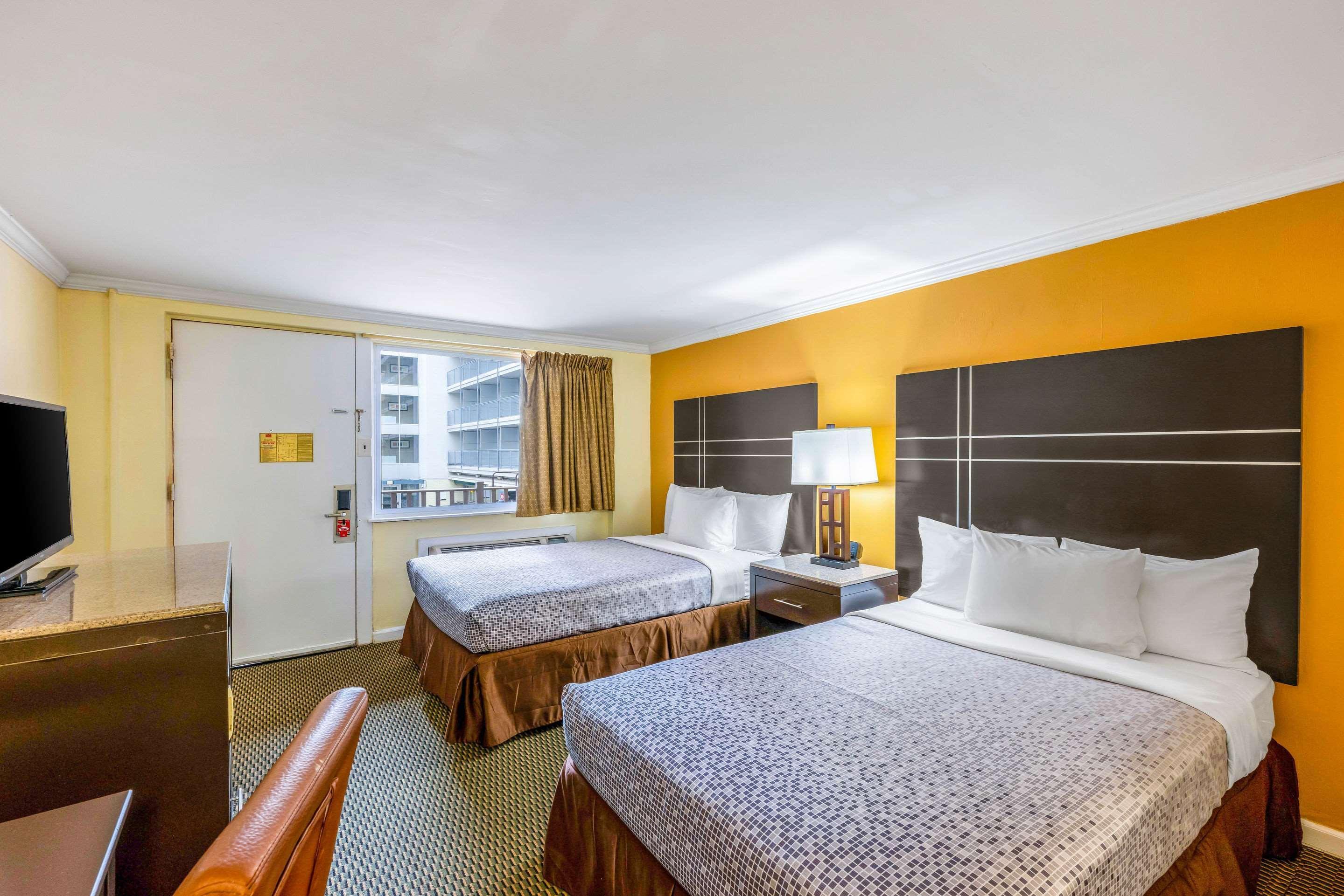 Econo Lodge Beach And Boardwalk Атлантик Сити Экстерьер фото