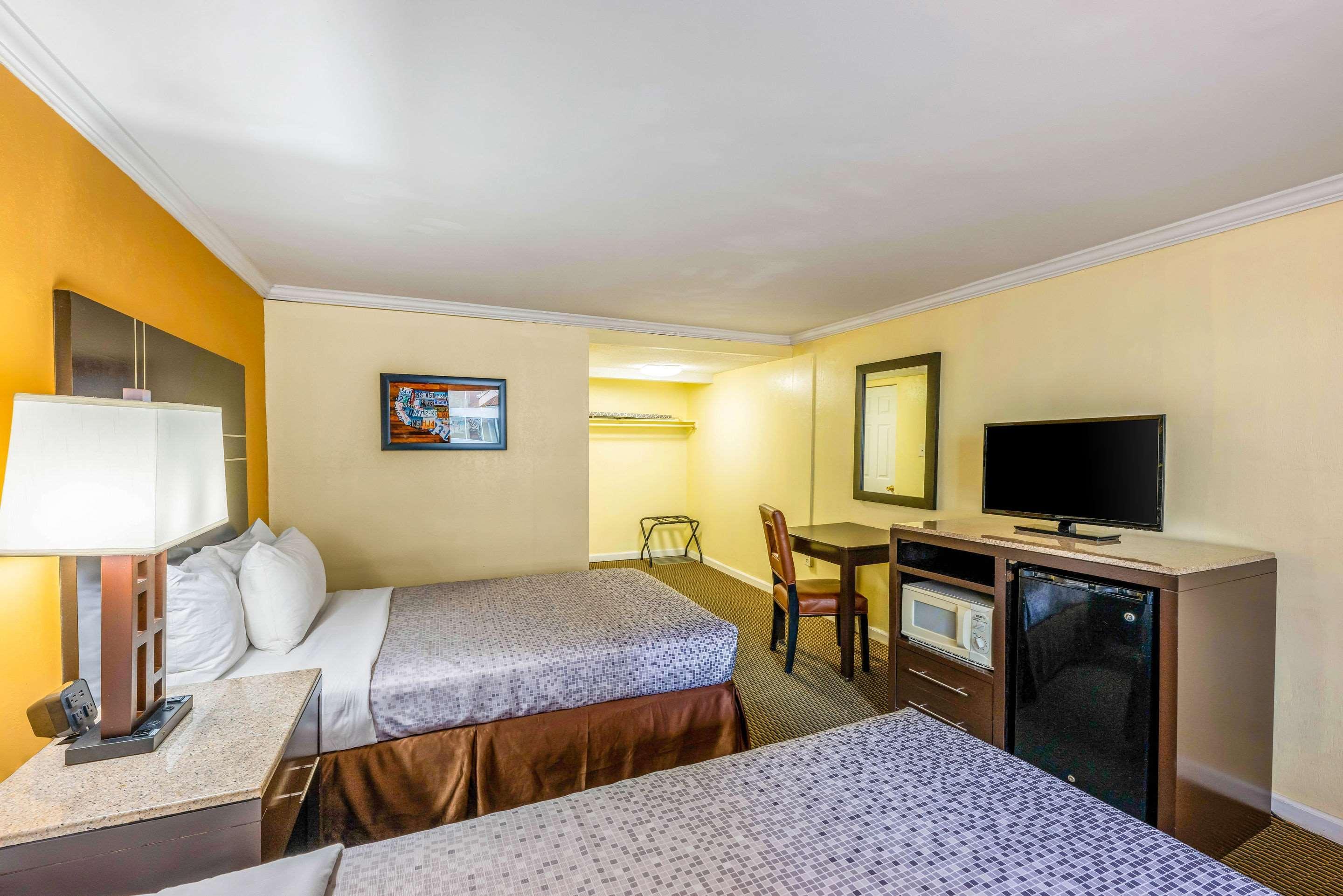 Econo Lodge Beach And Boardwalk Атлантик Сити Экстерьер фото